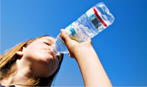 Чем вредна для организма вода из пластиковых емкостей