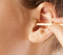 Почему нельзя чистить уши ватными палочками