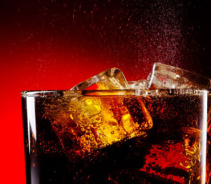 20 способов применения газировки, доказывающих, что напитку не место в человеческом организме